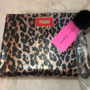 Brand new Betsy Johnson clutch. ♥️